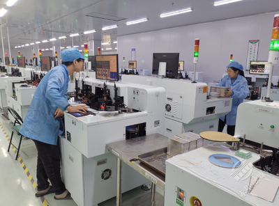 赤壁高新區(qū)企業(yè)建設生產(chǎn)雙紅火